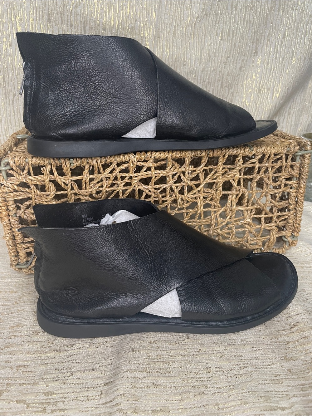 BORN Women’s Black Leather Comfy Crossover Slip-On Boot Sandals Sz 9M MINT!